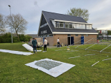 Opbouwen tent op sportpark 'Het Springer' (maandag 29 april 2024) (10/41)
